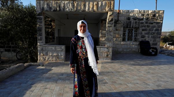 بعد الغضب أسًى وشوقٌ للقاء الأحبّة.. جدة رشيدة طليب: أريد رؤية حفيدتي قبل وفاتي بعد الغضب أسًى وشوقٌ للقاء الأحبّة.. جدة رشيدة طليب: أريد رؤية حفيدتي قبل وفاتي