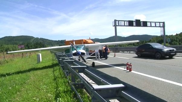 En Croatie, un avion léger atterrit sur une autoroute En Croatie, un avion léger atterrit sur une autoroute