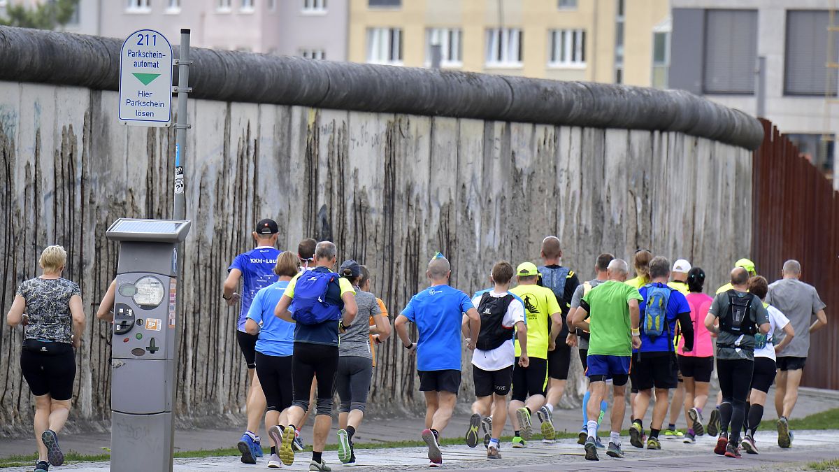 Runners brave ultra-marathon to commemorate fall of Berlin wall