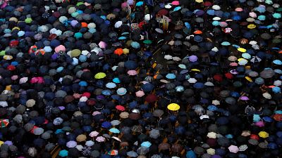 Bei strömendem Regen: Mehr als 1 Million protestieren in Hongkong