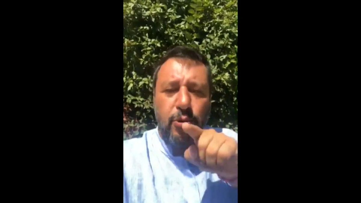Matteo Salvini durante la sua diretta Facebook di domenica 18 agosto. 
