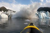La extrema y peligrosa experiencia de dos kayakistas en un glaciar de Alaska