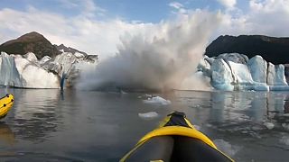 La extrema y peligrosa experiencia de dos kayakistas en un glaciar de Alaska