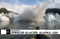 Un glacier donne une peur bleue à deux kayakistes