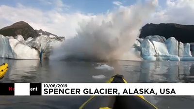 Un glacier donne une peur bleue à deux kayakistes
