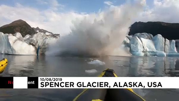 Un glacier donne une peur bleue à deux kayakistes Un glacier donne une peur bleue à deux kayakistes