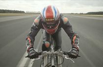 Neil Campbell pulveriza el récord de velocidad alcanzado con una bicicleta