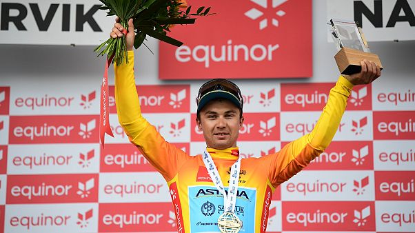 Alexey Lutsenko, vincitore dell'Artic Race of Norway, con la maglia "salmone". Alexey Lutsenko, vincitore dell'Artic Race of Norway, con la maglia "salmone".
