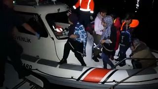 Küstenwache fängt Hunderte Migranten auf Weg nach Lesbos ab
