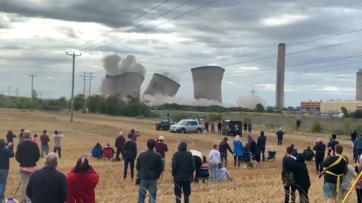 Três torres de uma central nuclear demolidas em Inglaterra