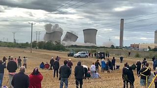 Três torres de uma central nuclear demolidas em Inglaterra