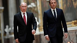 Στην Γαλλία ο Πούτιν για συνάντηση με τον Μακρόν