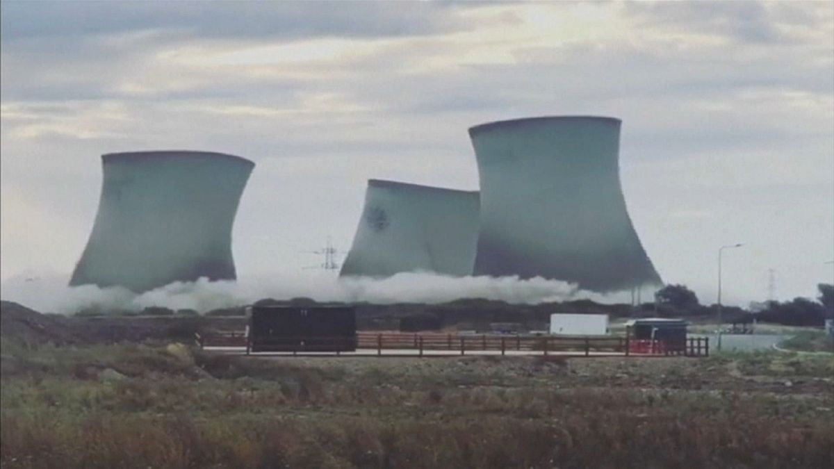Angleterre : démolition simultanée de trois tours aéroréfrigérantes d'une centrale électrique 
