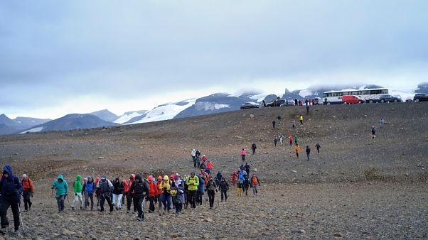 ناشطون بيئيون يتوجهون لموقع نهر أوكجوكول الذي يعتبر أول الأنهار الجليدية التي تذوب تماماً في آيسلندا ناشطون بيئيون يتوجهون لموقع نهر أوكجوكول الذي يعتبر أول الأنهار الجليدية التي تذوب تماماً في آيسلندا