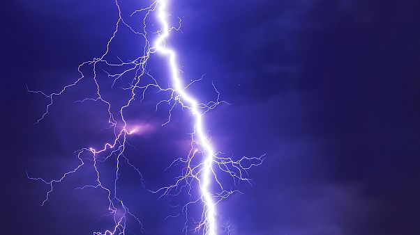 Unwetter und Blitze behindern Bahn und Frankfurter Flughafen Unwetter und Blitze behindern Bahn und Frankfurter Flughafen