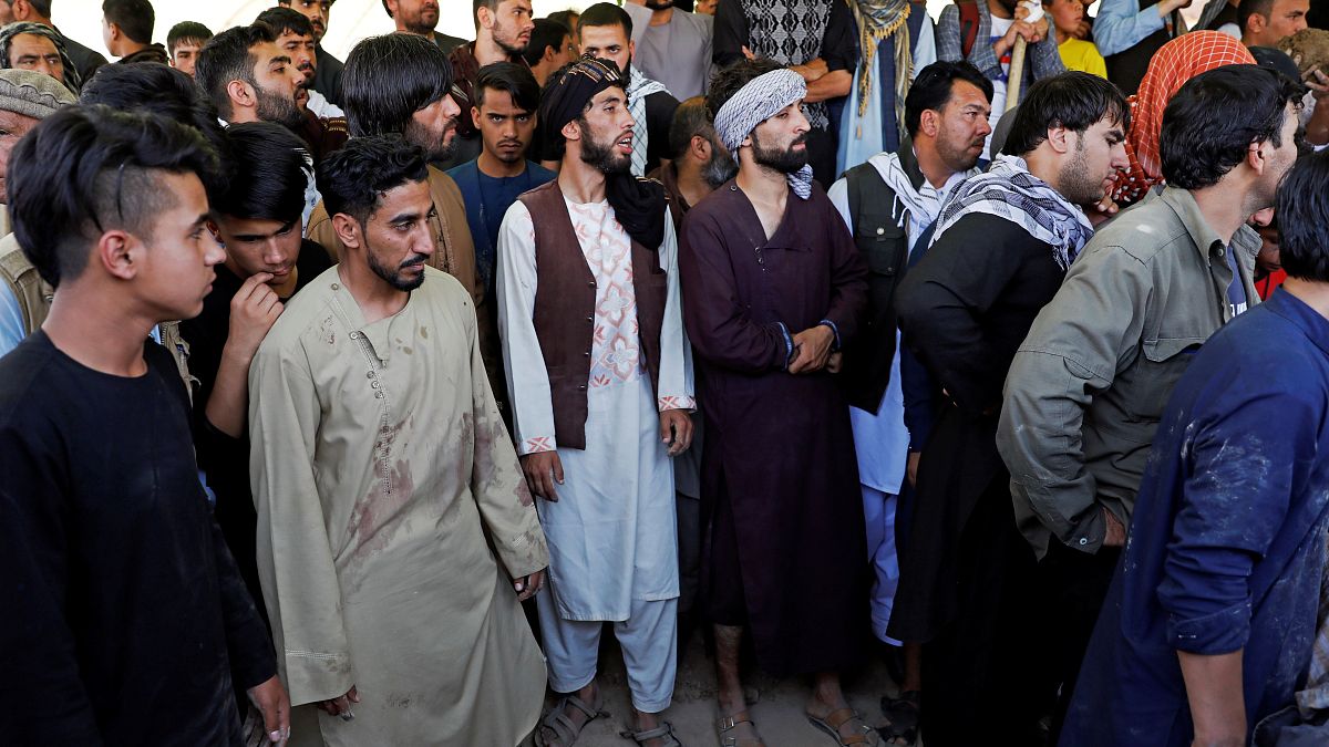 رجال يشيعون جنازة ضحايا هجوم زفاف كابل يوم الأحد. محمد إسماعيل / رويترز