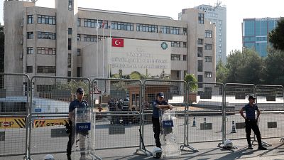 Τούρκοι αστυνομικοί έξω από το δημαρχείο του Ντιγιάρμπακιρ