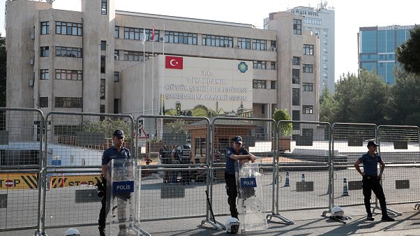 Τούρκοι αστυνομικοί έξω από το δημαρχείο του Ντιγιάρμπακιρ Τούρκοι αστυνομικοί έξω από το δημαρχείο του Ντιγιάρμπακιρ
