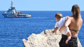 سفينة الإنقاذ أوبن آرمز المتواجدة قبالة سواحل جزيرة لامبيدوزا الإيطالية