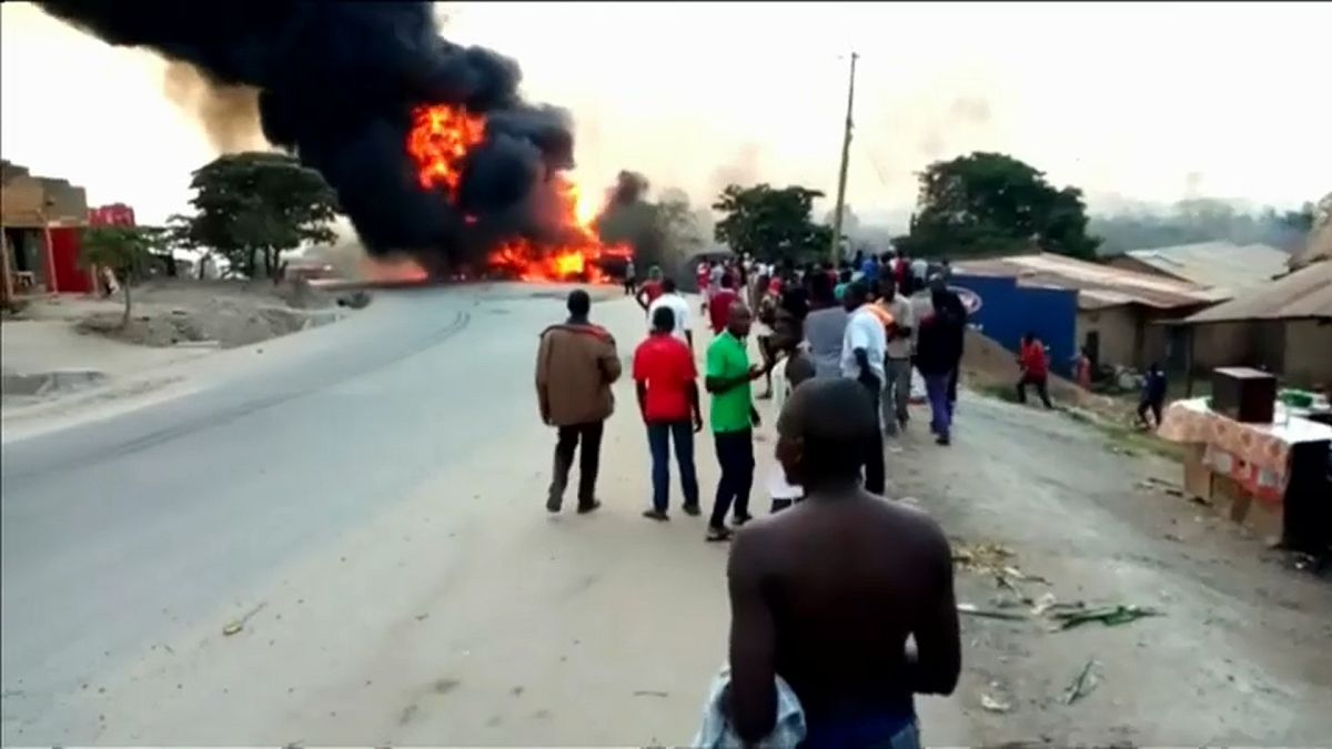 شاحنة وقود تصطدم بثلاث سيارت في أوغندا وتوقع 10 قتلى على الأقل