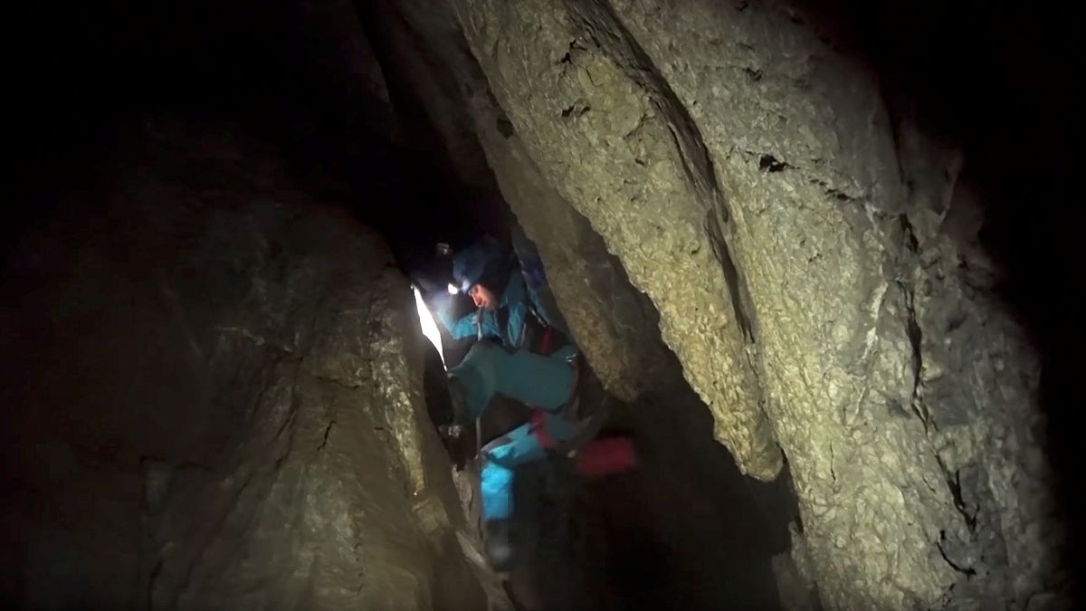 تلاش امدادگران برای نجات دو غارنورد گرفتار در کوه‌های لهستان