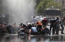 Diyarbakır'da belediye başkanının görevden alınması protesto edildi. Polis, tazyikli su kullandı