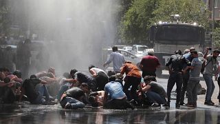 Diyarbakır'da belediye başkanının görevden alınması protesto edildi. Polis, tazyikli su kullandı