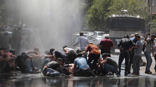 Diyarbakır'da belediye başkanının görevden alınması protesto edildi. Polis, tazyikli su kullandı Diyarbakır'da belediye başkanının görevden alınması protesto edildi. Polis, tazyikli su kullandı