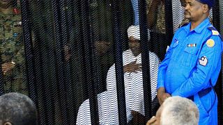 Szudánban megkezdődött a korrupcióval vádolt volt elnök pere