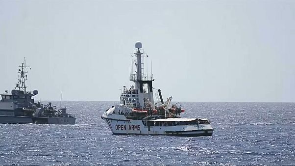 "Open Arms" quer Guarda Costeira a levar migrantes para Espanha "Open Arms" quer Guarda Costeira a levar migrantes para Espanha