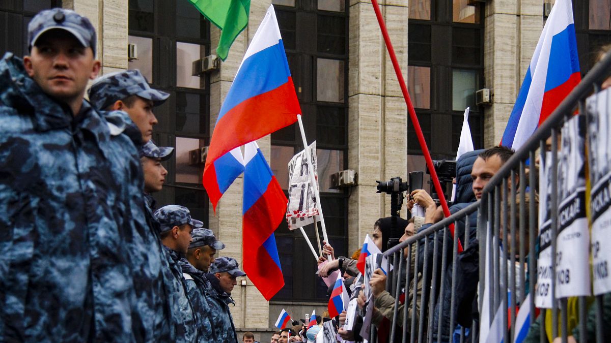 Rus Parlamentosu ülkeyi sarsan protesto hareketine 'dış güç müdahalesini' araştıracak