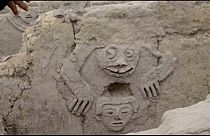 Hallan en Perú el mural de un 'sapo humanizado' del 3.800 a.C.
