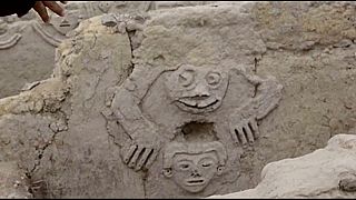 Hallan en Perú el mural de un 'sapo humanizado' del 3.800 a.C.