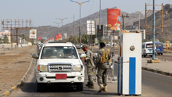 Riyad öncülüğündeki koalisyon güçlerinden Sana'da operasyon, ayrılıkçılardan Ebyen'de kuşatma Riyad öncülüğündeki koalisyon güçlerinden Sana'da operasyon, ayrılıkçılardan Ebyen'de kuşatma