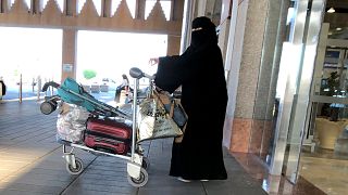 سيدة سعودية تغادر محطة قطارات في الدمام 5 أغسطس آب 2019