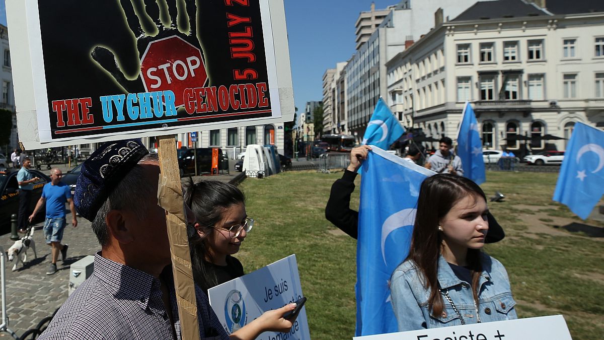 Uygur Türkleri AB kurumları önünde protesto gösterisi yapıyor