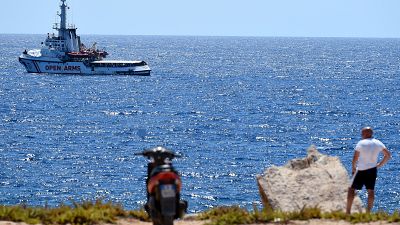 Navio espanhol ruma a Lampedusa para resgatar migrantes do "Open Arms"