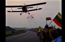 Dieser Pilot ließ Blumen über der 650 Kilometer langen Menschenkette 'Baltischer Weg' regnen