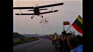 Dieser Pilot ließ Blumen über der 650 Kilometer langen Menschenkette 'Baltischer Weg' regnen