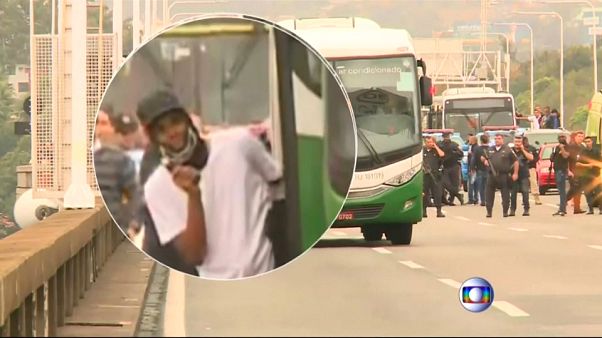 Abatido homem que fez 37 reféns num autocarro no Brasil Abatido homem que fez 37 reféns num autocarro no Brasil