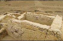 Fast 4.000 Jahre alt: Archäologen graben Wandrelief in Peru aus