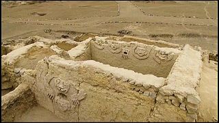 Fast 4.000 Jahre alt: Archäologen graben Wandrelief in Peru aus