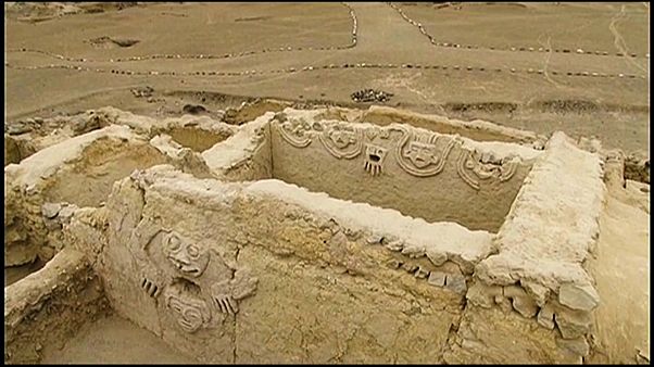 Une fresque murale de plus de 3 800 ans mise au jour au Pérou Une fresque murale de plus de 3 800 ans mise au jour au Pérou