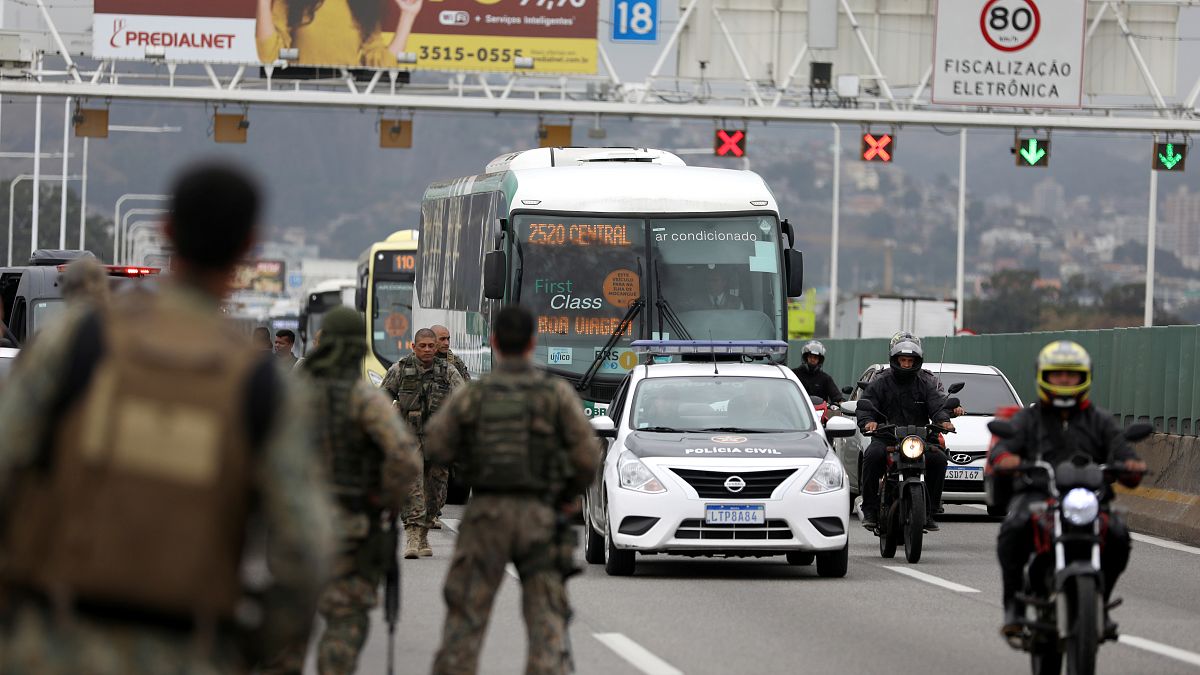 37 Menschen in Bus festgehalten: Scharfschütze erschießt Geiselnehmer