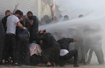 الشرطة التركية تستخدم مدافع المياه لتفريق المتظاهرين