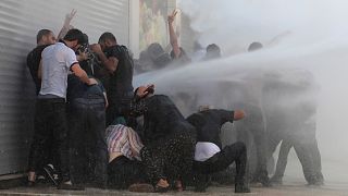الشرطة التركية تستخدم مدافع المياه لتفريق المتظاهرين