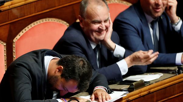 Crisi governo, Salvini tira fuori il rosario e ci vota alla Madonna. "Mostraci le stimmate!" Crisi governo, Salvini tira fuori il rosario e ci vota alla Madonna. "Mostraci le stimmate!"