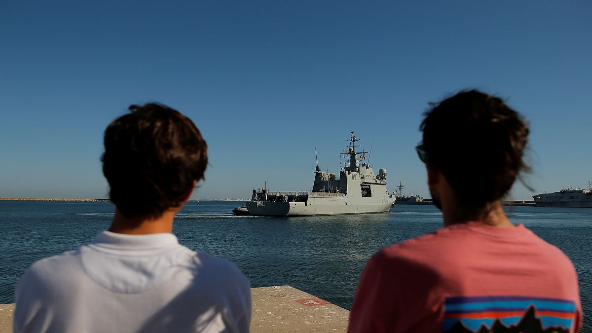 İtalya'nın ülkeye almadığı 107 göçmen için İspanya askeri gemi gönderiyor