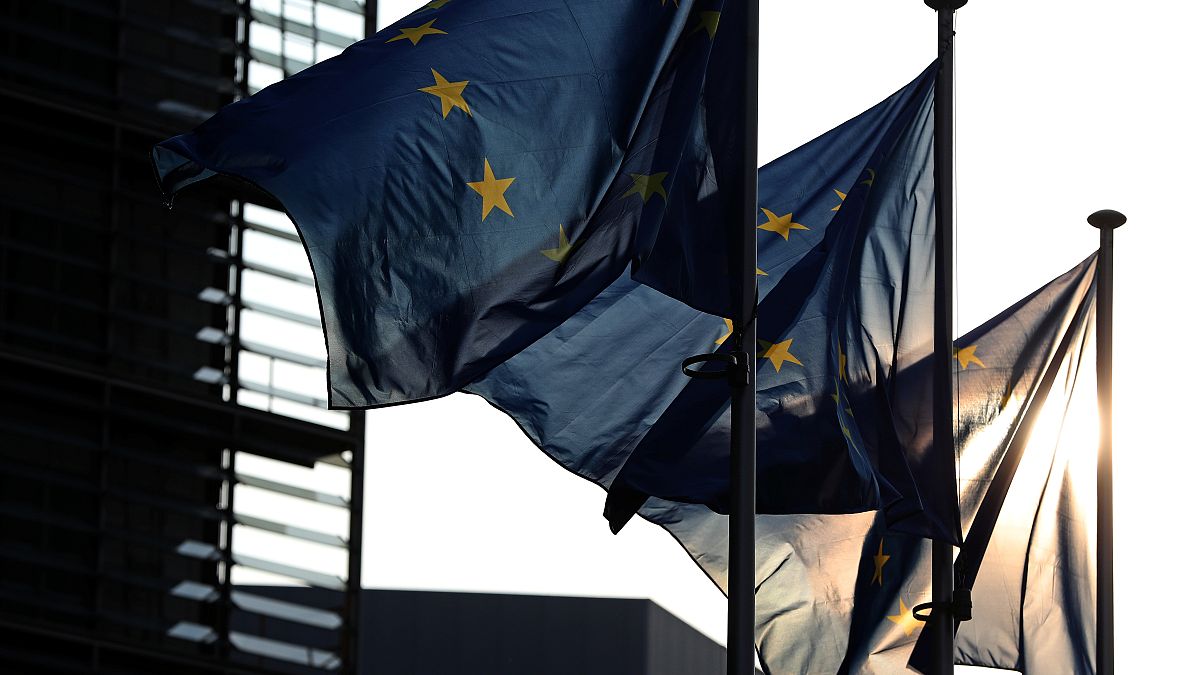 أعلام الاتحاد الأوروبي ترفرف أمام مقر المفوضية الأوروبية في بروكسل 