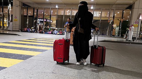 Suudi kadınlar erkeklerden izin almadan yurt dışına seyahat etmeye başladı Suudi kadınlar erkeklerden izin almadan yurt dışına seyahat etmeye başladı